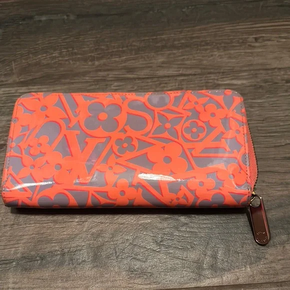 Louis Vuitton Peach and Gray Wallet - Picture 2 of 15
